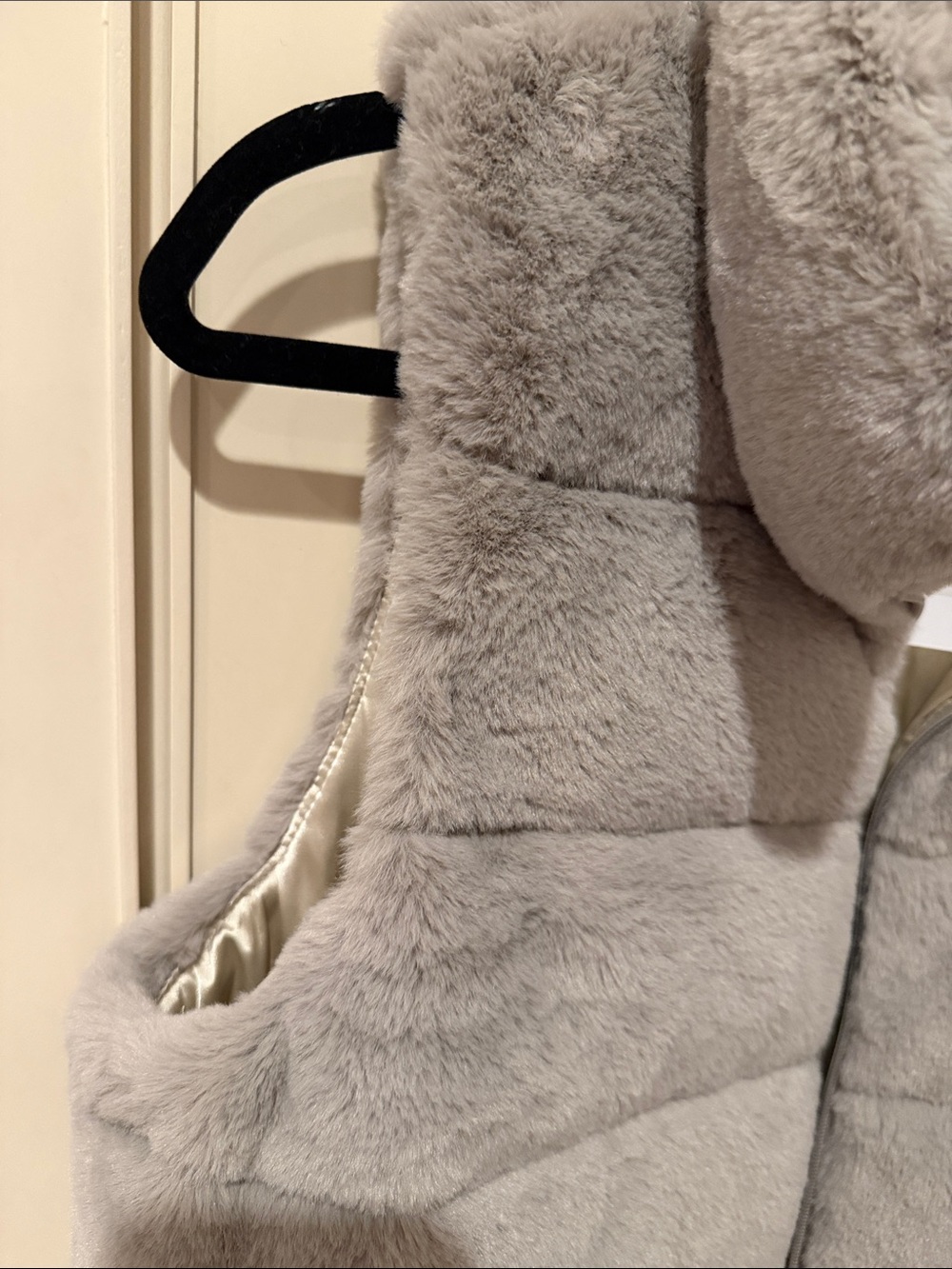 Evereve Light Gray Faux Fur Quilted Puffer Vest - Picture 3 of 5